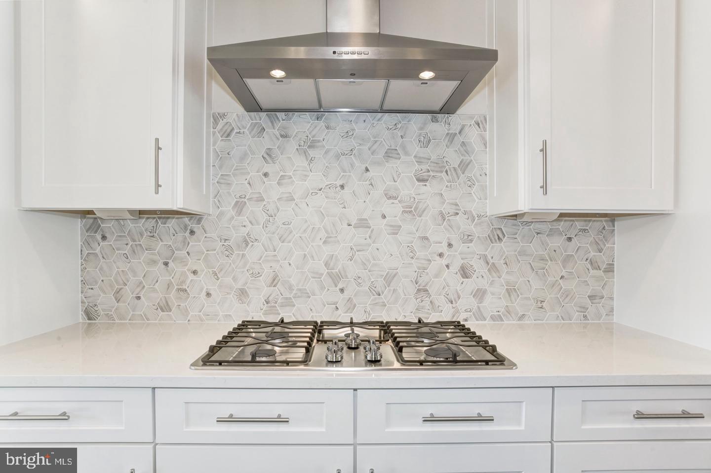 12923 Sunrise Ridge Alley Herndon, VA 20171 - Photo 4 of 25 a stove top oven sitting inside of a kitchen