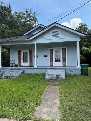 819 Governor Hall Street Gretna, LA 70053 - Photo 1 of 23