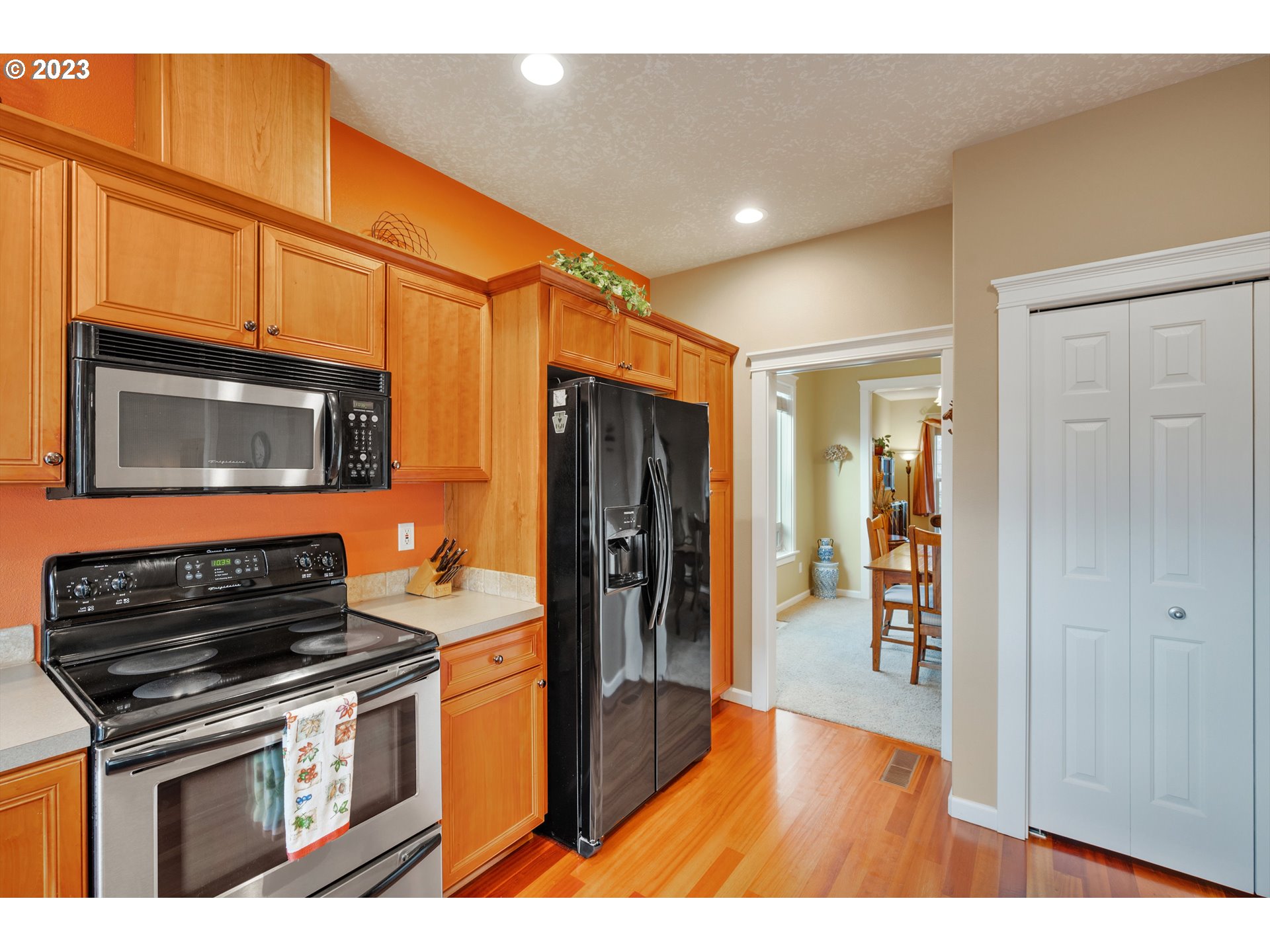 1760 Bobcat Avenue Southwest Albany, OR 97321 - Photo 14 of 39 Kitchen/Dining Room