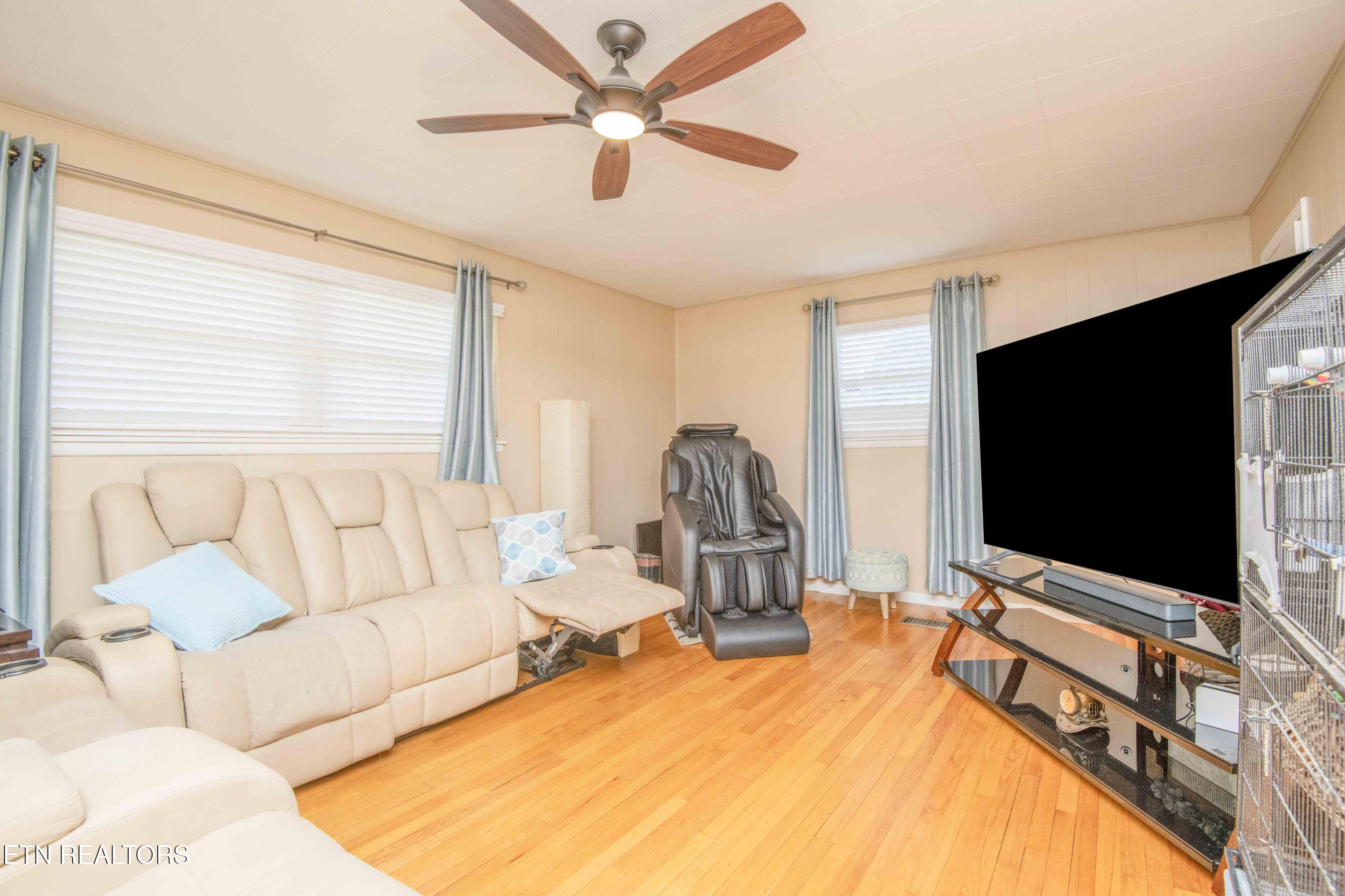 100 Viola Road Oak Ridge, TN 37830 - Photo 4 of 42 living 2_1