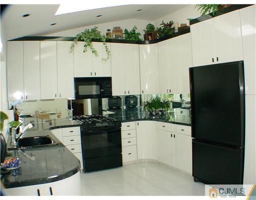 71 Overhill Road East Brunswick, NJ 08816 - Photo 5 of 10 Gallery Image 5