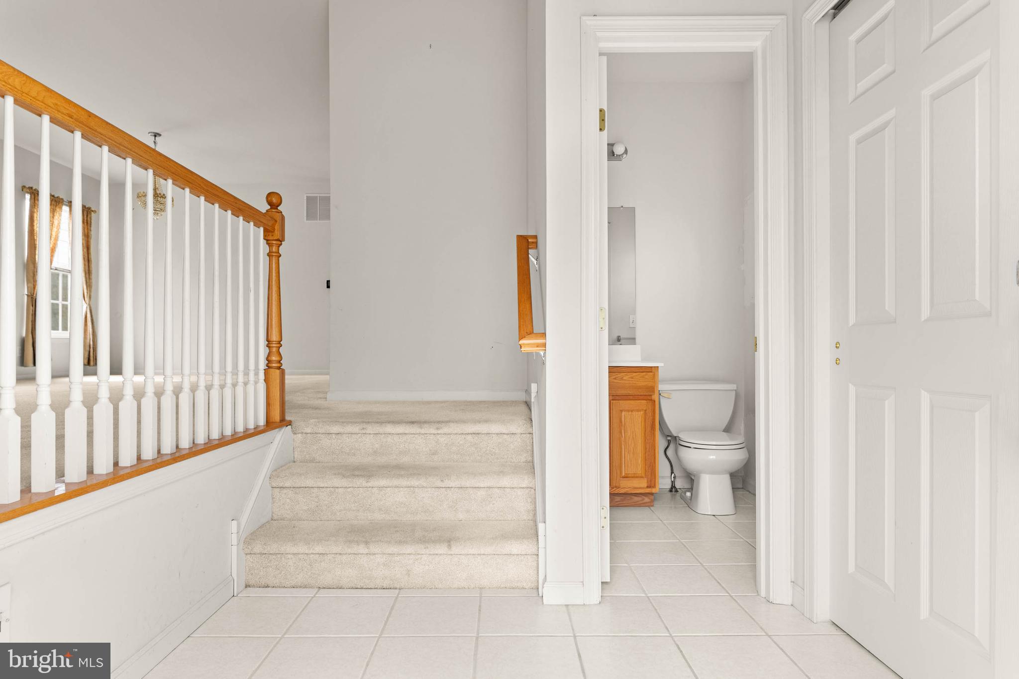 2136 Murray Street Philadelphia, PA 19115 - Photo 3 of 38 Foyer & Powder Room