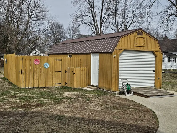 $285,000 | 204 Greenwalt Street, Wayne City, IL 62895