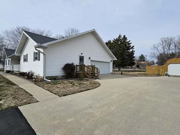 $285,000 | 204 Greenwalt Street, Wayne City, IL 62895