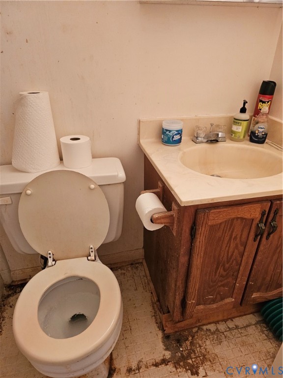 8996 Tameo Road Glen Allen, VA 23060 - Photo 38 of 45 a bathroom with a toilet sink and mirror