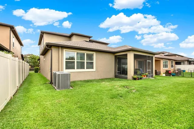 a view of a house with backyard and garden