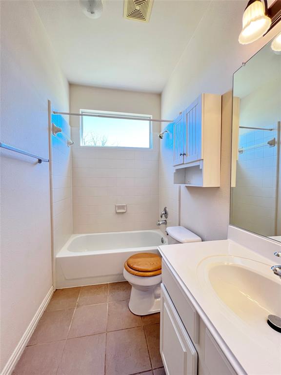 7517 Rodeo Drive Denton, TX 76208 - Photo 20 of 30 a bathroom with a sink a toilet and a bathtub