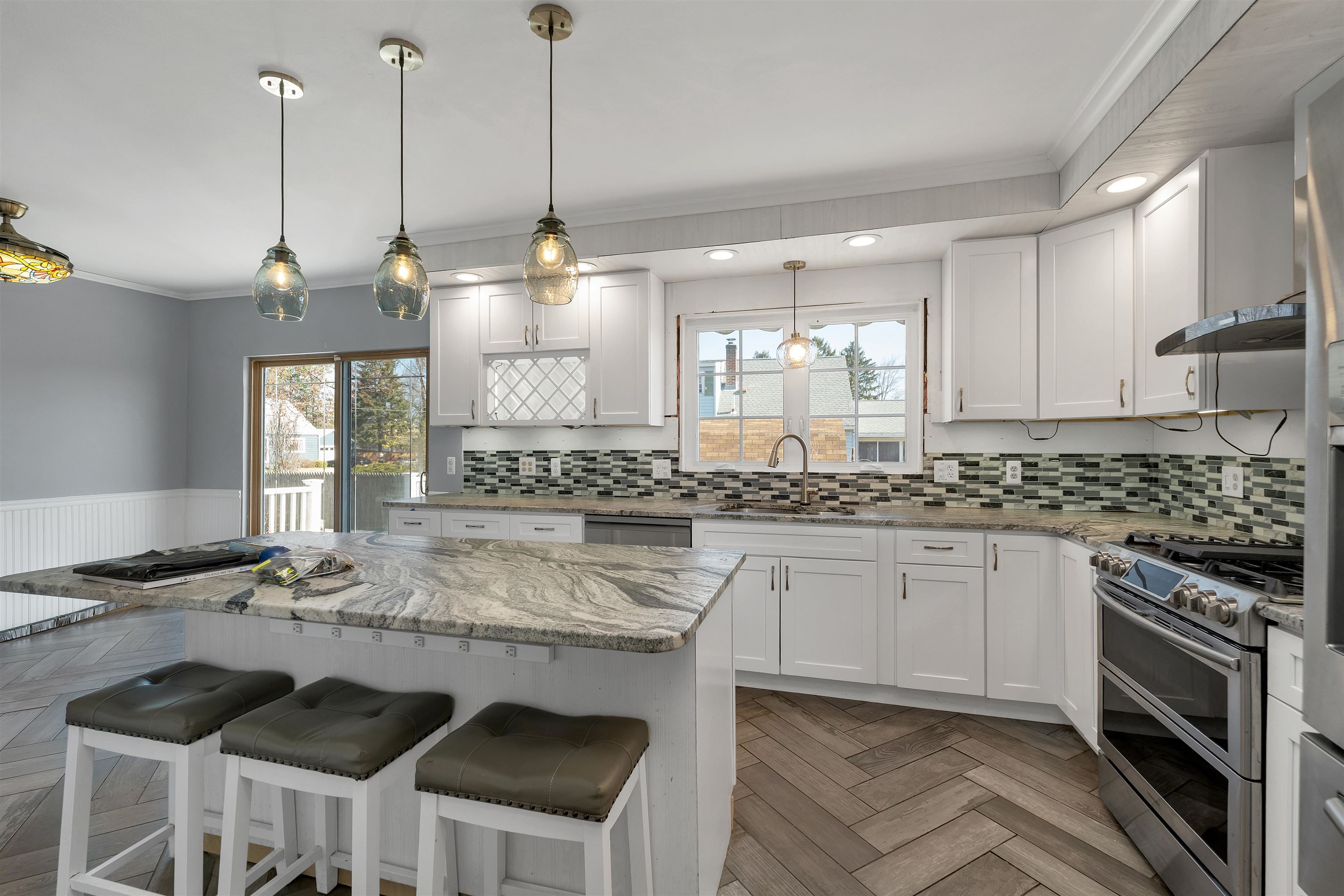 9 Dale Street Nashua, NH 03060 - Photo 3 of 40