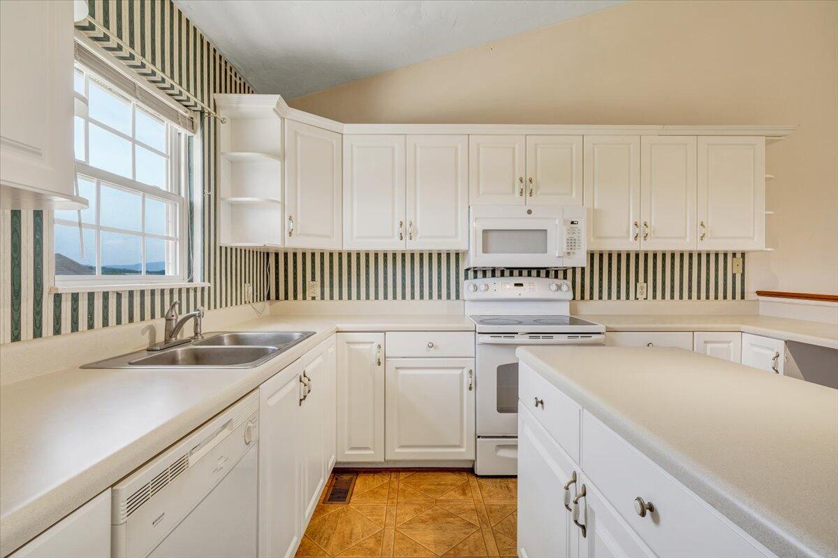 2265 Meadors Spur Road Moneta, VA 24121 - Photo 16 of 99 16-MIB05192