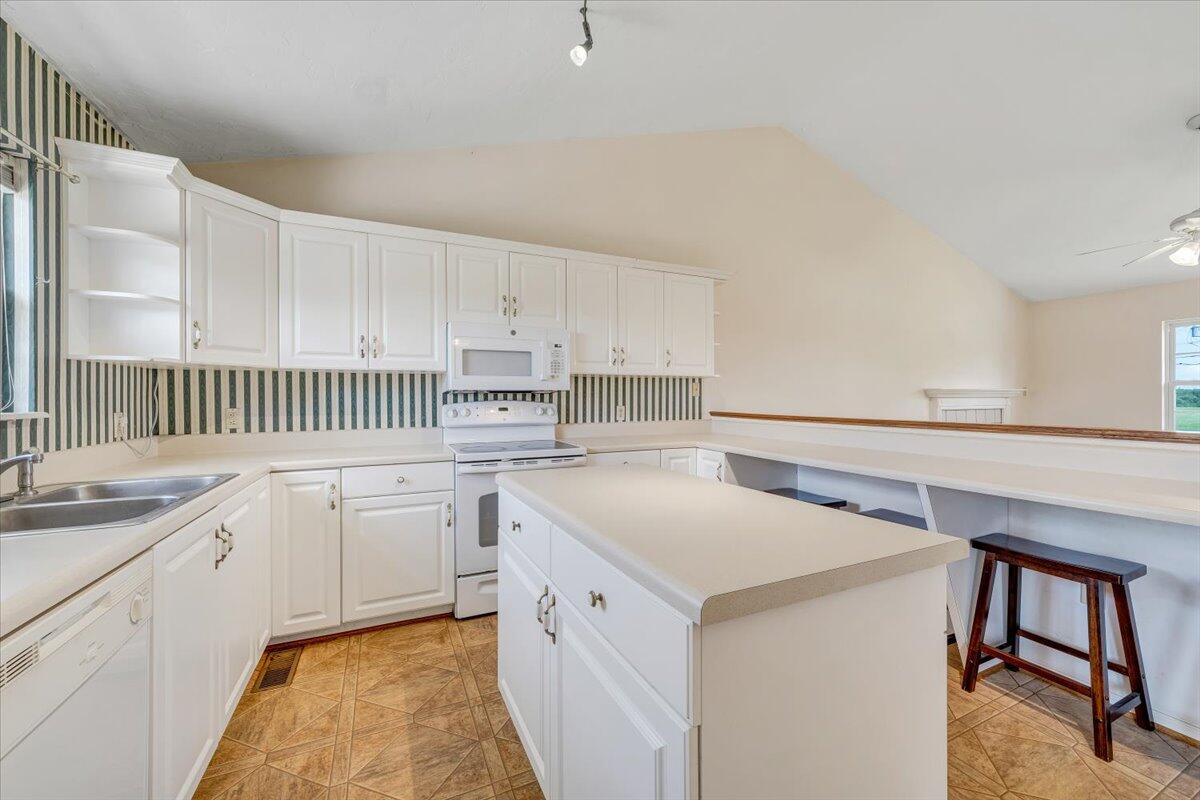 2265 Meadors Spur Road Moneta, VA 24121 - Photo 17 of 99 17-MIB05195