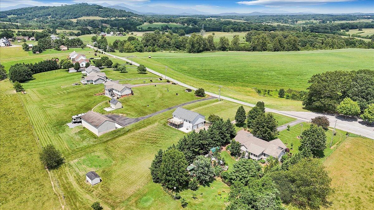 2265 Meadors Spur Road Moneta, VA 24121 - Photo 71 of 99 69-DJI_20250610143325_0009_D