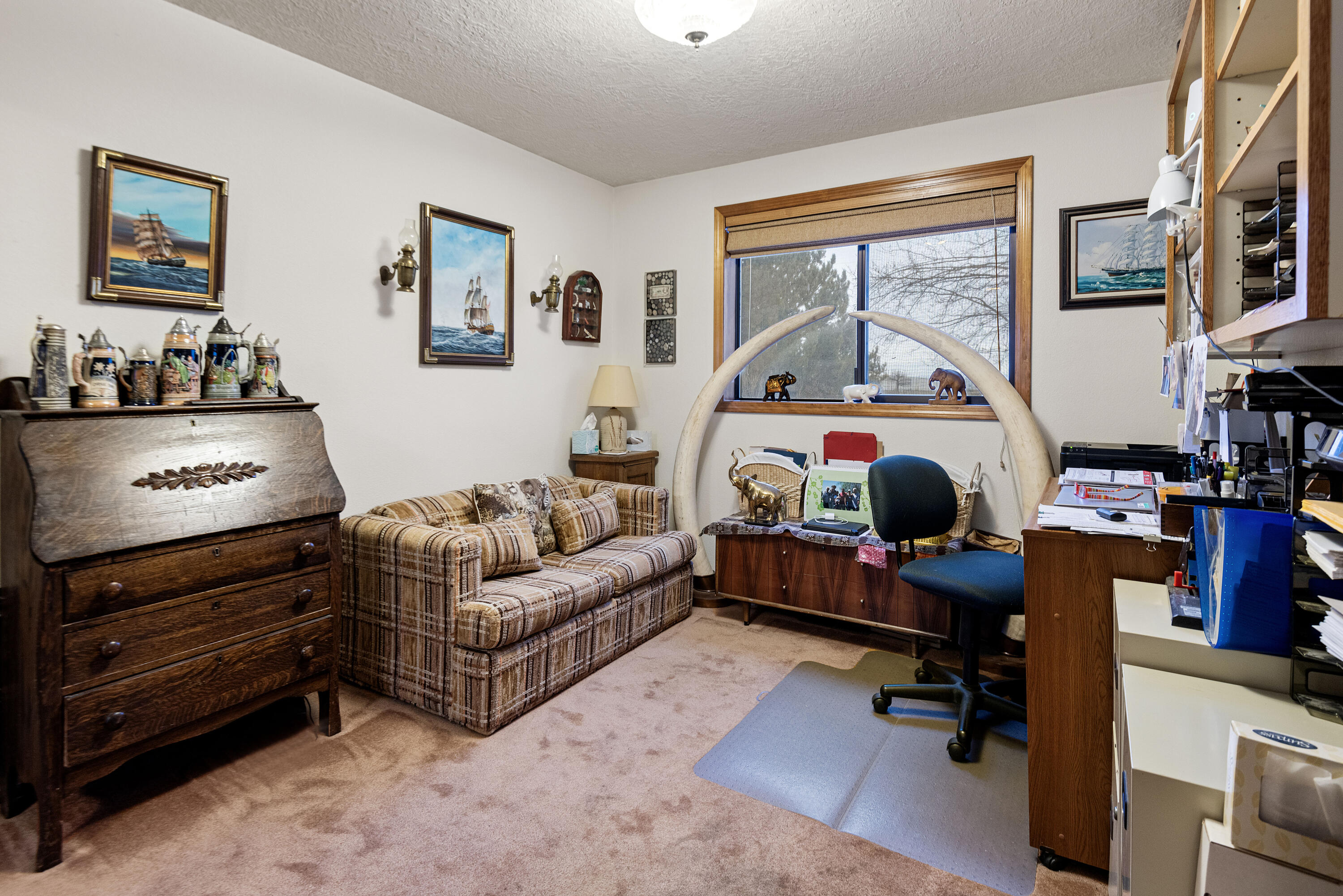 22252 Nelson Road Bend, OR 97701 - Photo 11 of 21 a living room with furniture a rug and a window