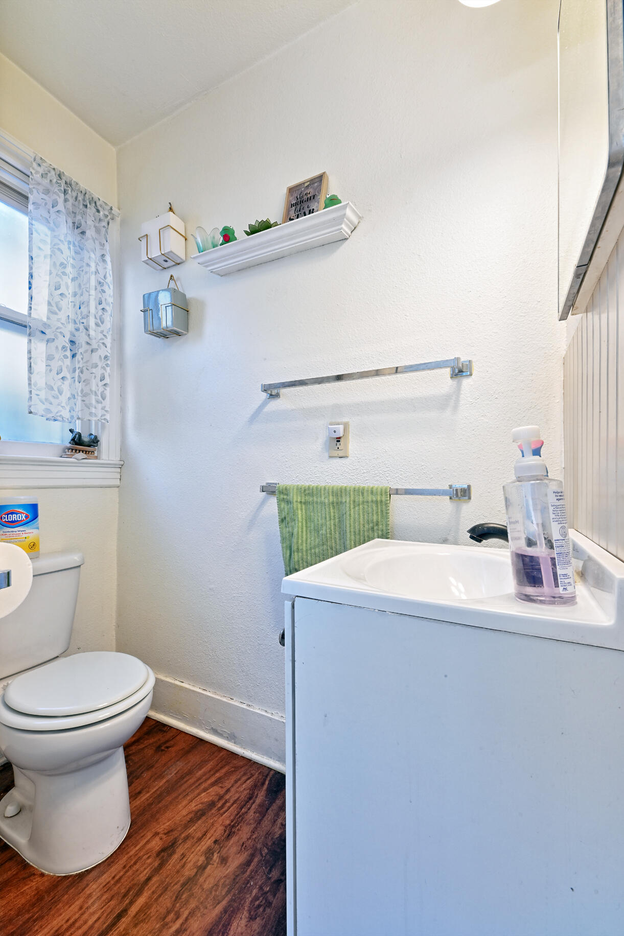 911 Reddy Avenue Medford, OR 97504 - Photo 16 of 29 1/2 Bath of laundry