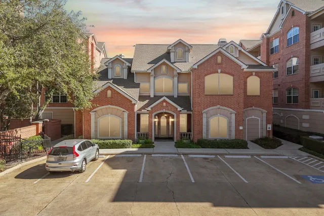 $305,000 | 2111 Welch Street, Unit A318, Houston, TX 77019