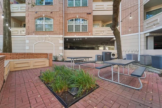 $305,000 | 2111 Welch Street, Unit A318, Houston, TX 77019