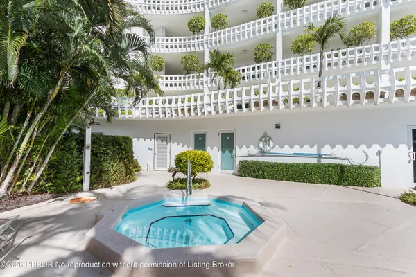 $8,590,000 | 300 South Ocean Boulevard, Unit 2D, Palm Beach, FL 33480