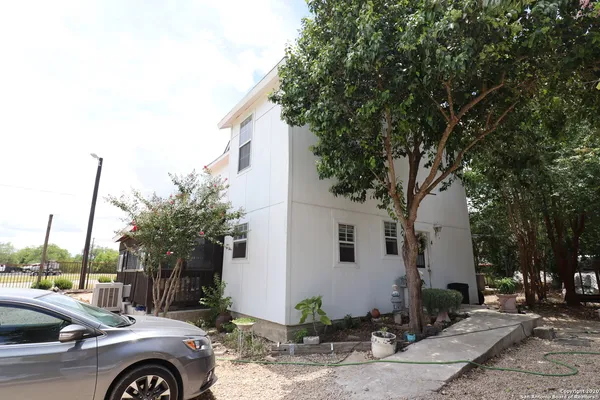 a view of a house with a backyard