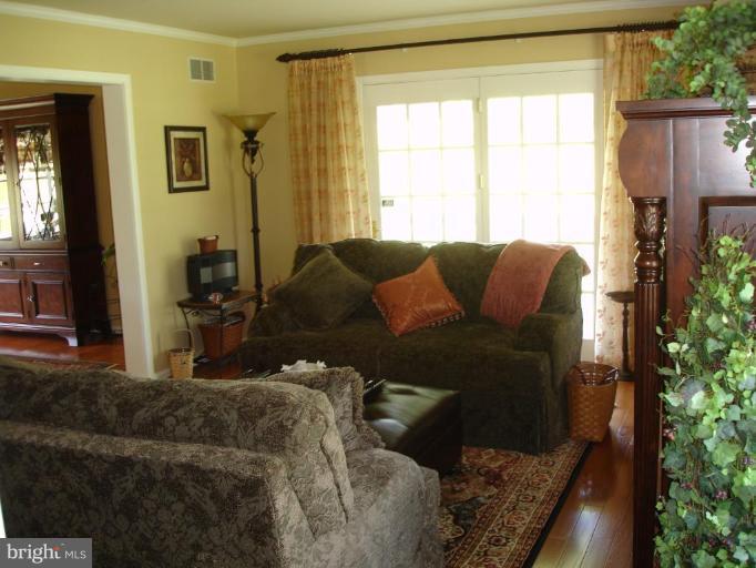 1020 Huntfield Road Westminster, MD 21157 - Photo 17 of 30 Living Room