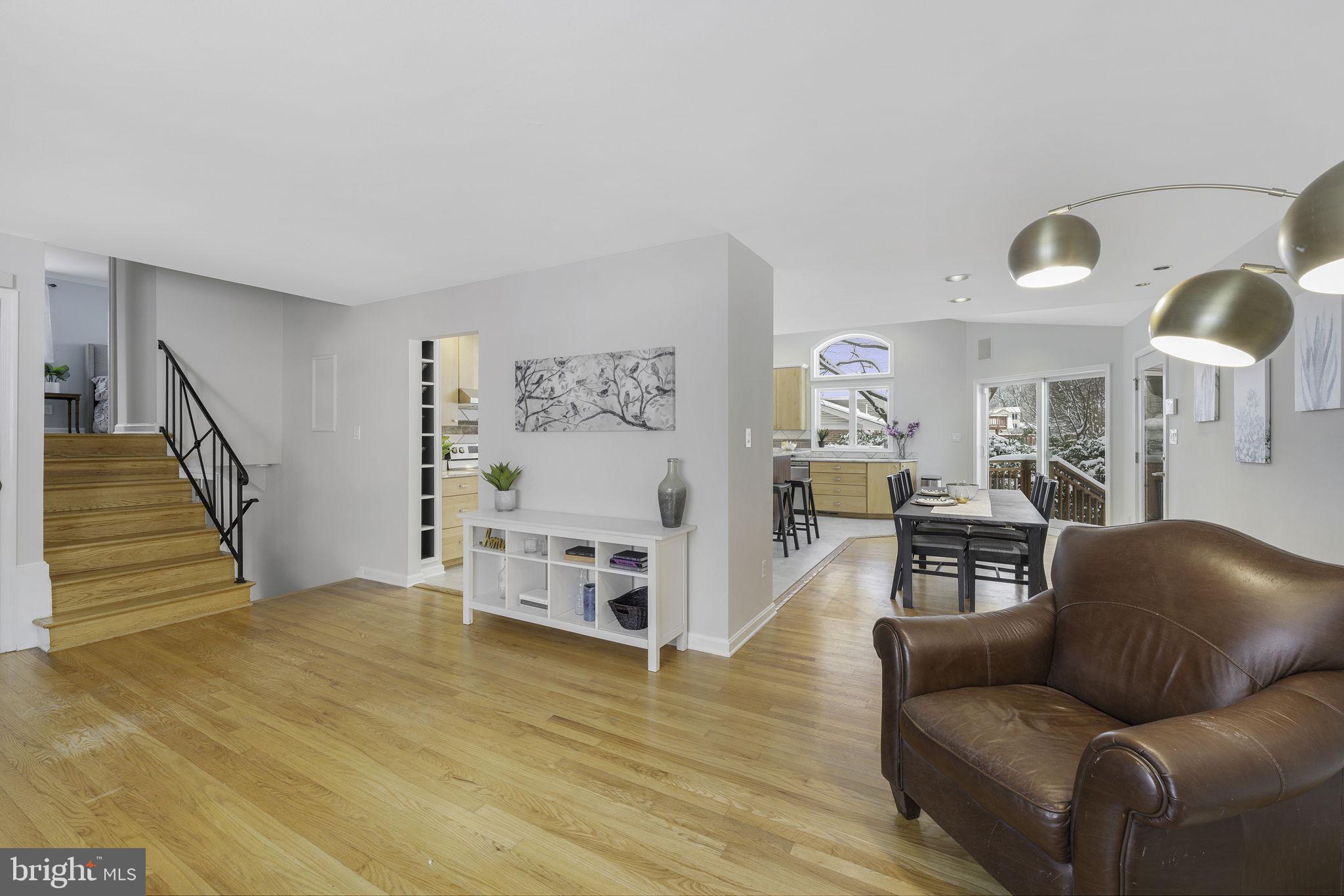 9916 Colony Road Fairfax, VA 22030 - Photo 4 of 32 Living Area