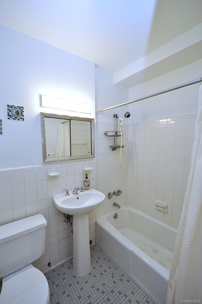 260 Garth Road, Unit 4A5 Scarsdale, NY 10583 - Photo 17 of 35 a bathroom with a sink toilet and shower