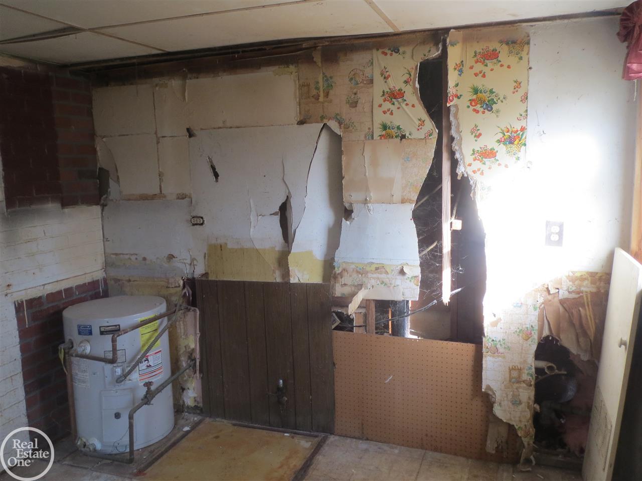 1878 Weir Road Walled Lake, MI 48390 - Photo 15 of 30 31373718-14.JPG