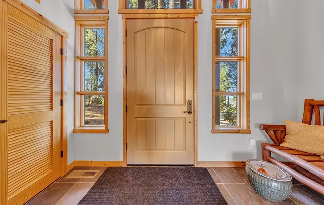 a view of livingroom with furniture