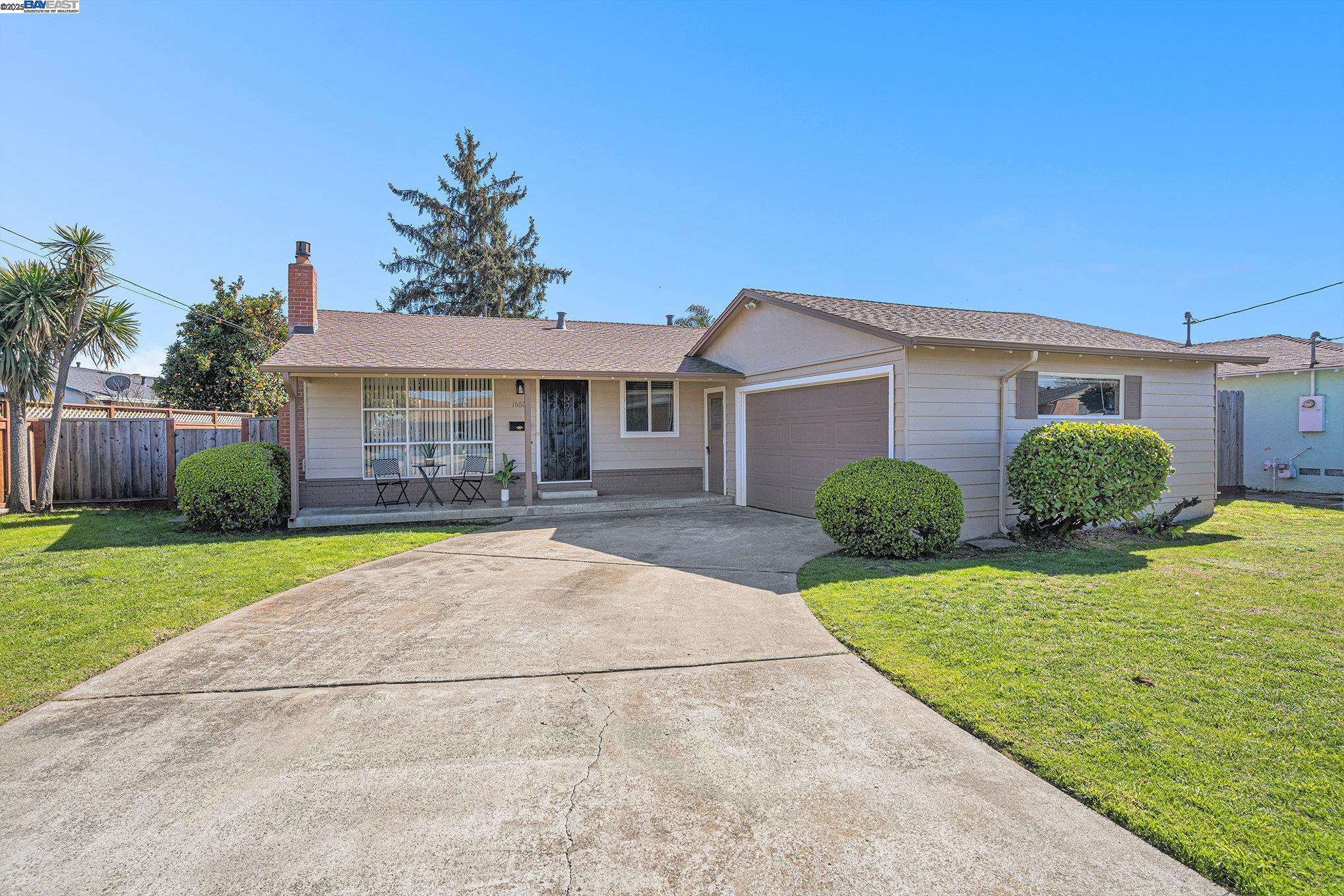 a view of a house with backyard and garden