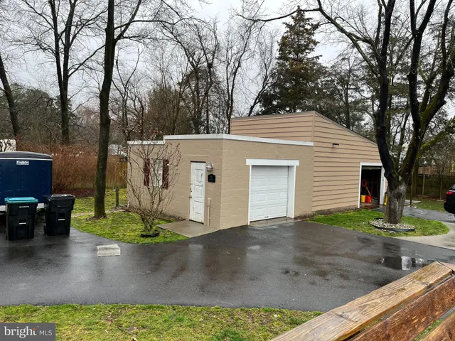 a view of a house with backyard