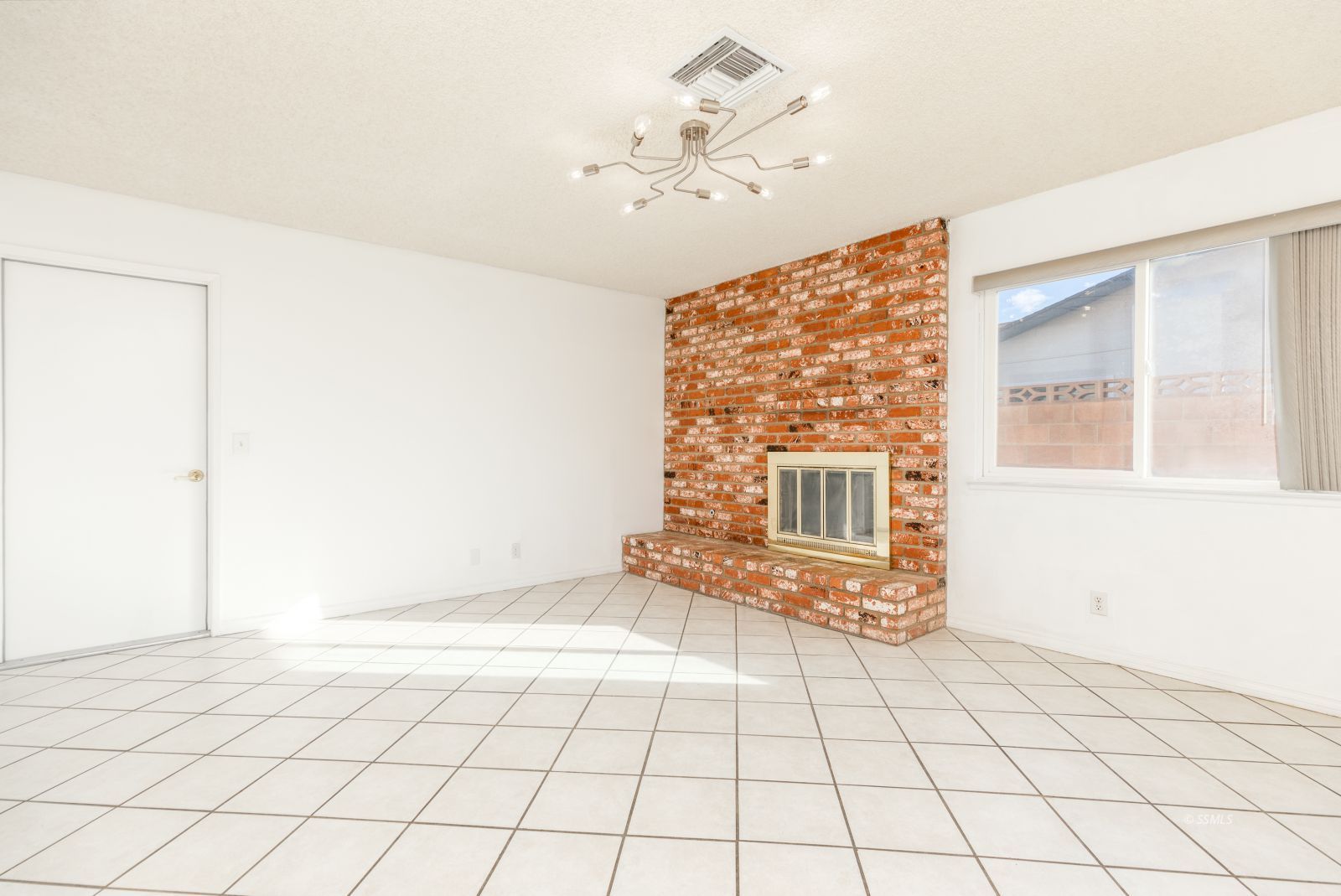 1225 North Erwin Street Ridgecrest, CA 93555 - Photo 9 of 27 a view of an empty room with a window