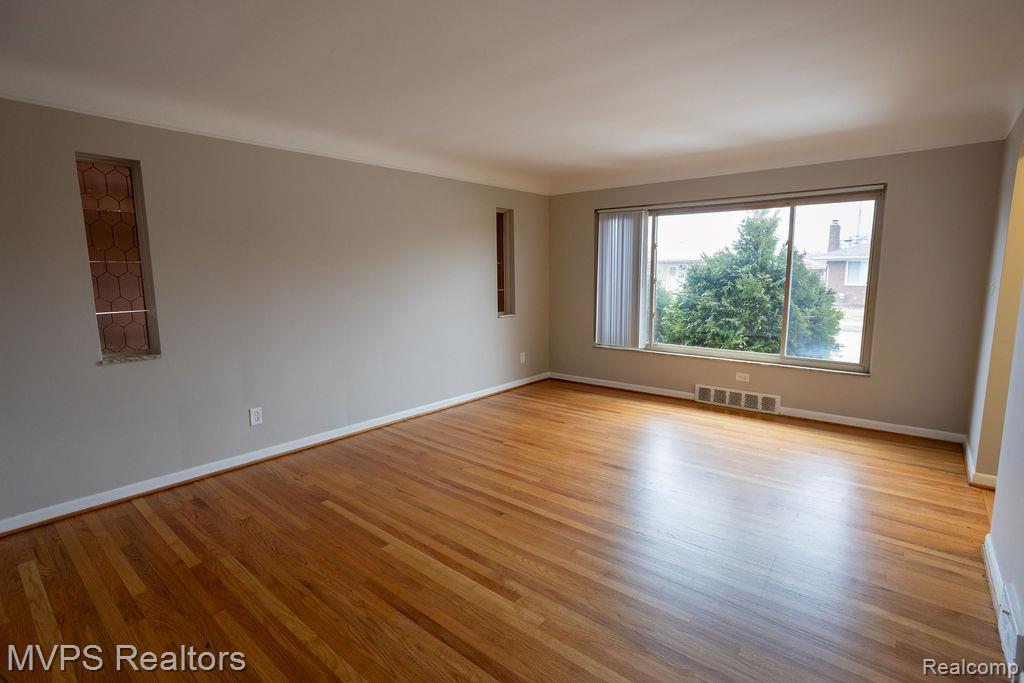 18062 Ash Avenue Eastpointe, MI 48021 - Photo 3 of 11