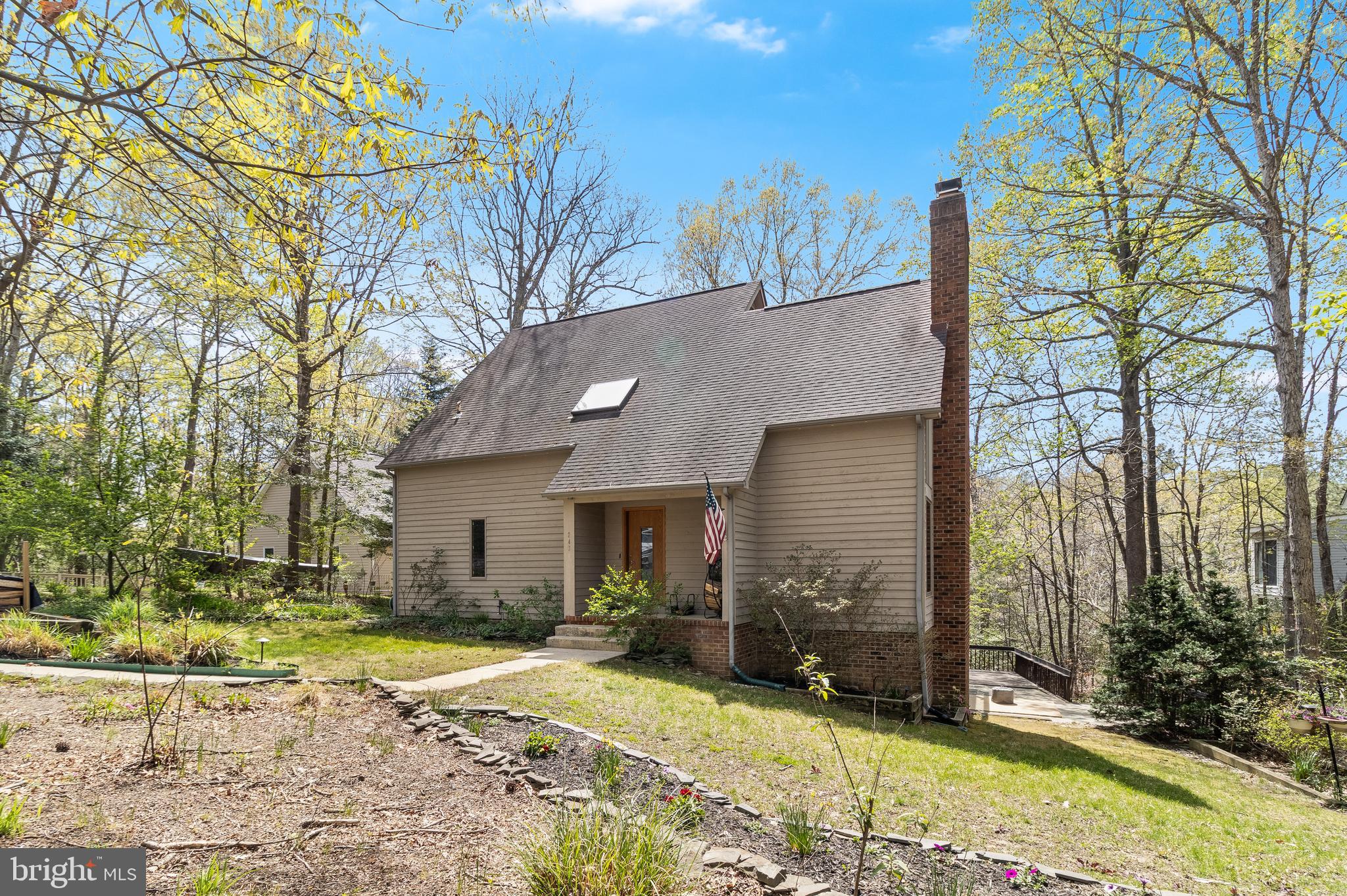 a view of a house with backyard and trees