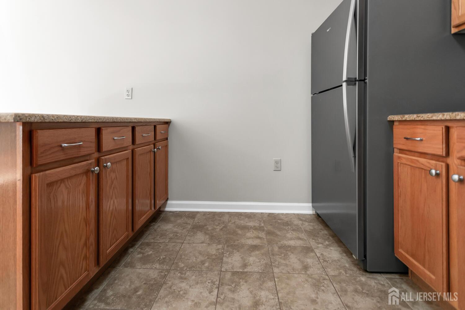 325 Regency Place Woodbridge, NJ 07095 - Photo 16 of 30 an empty room with closet
