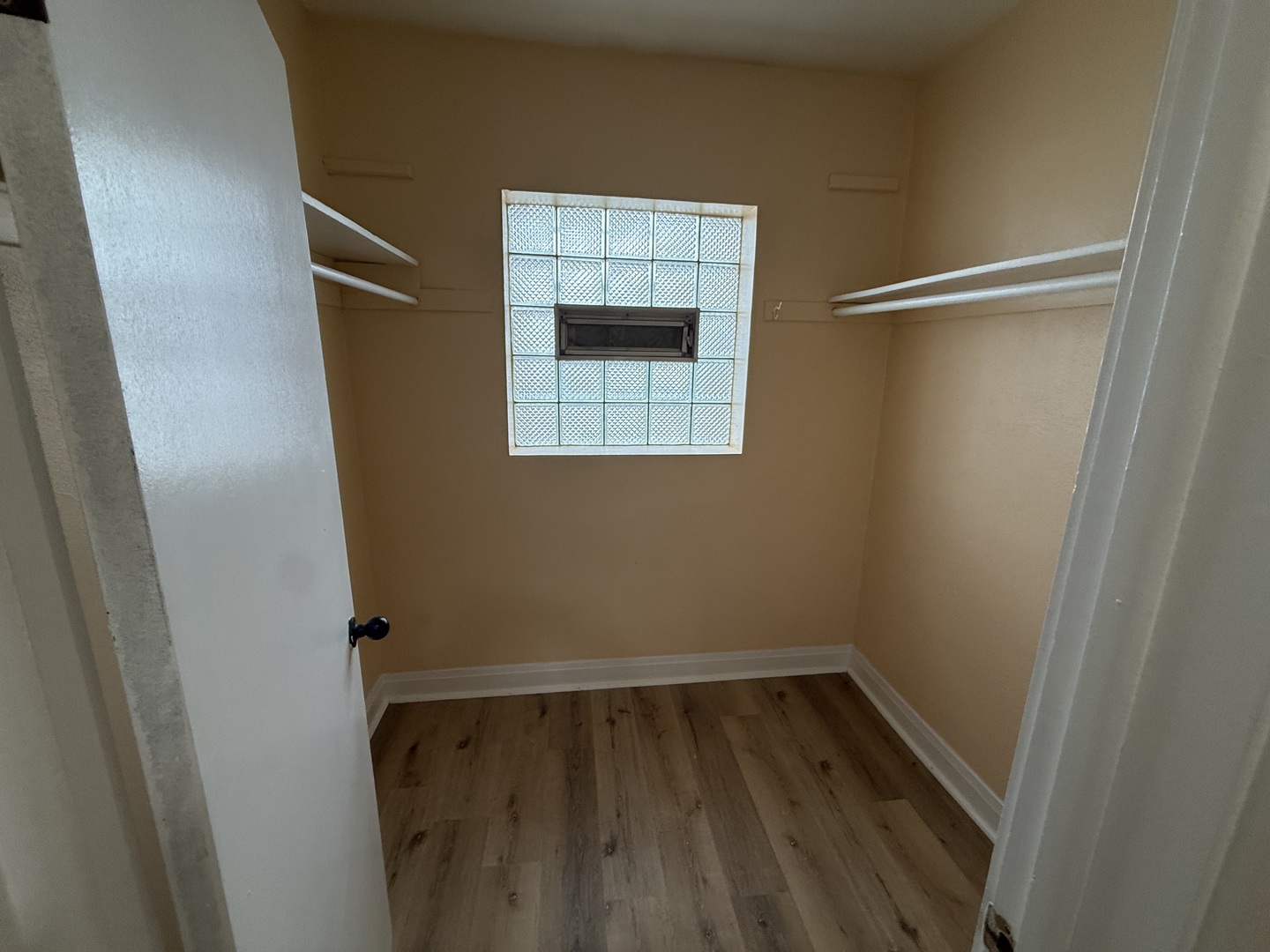 6441 West 23rd Street, Unit 14 Berwyn, IL 60402 - Photo 6 of 11 a small space with a window