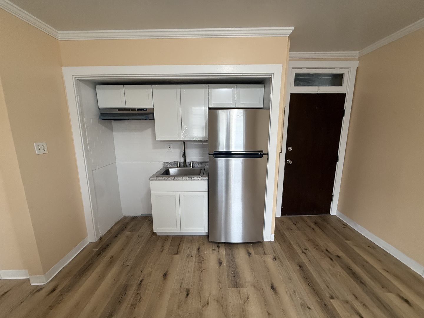 6441 West 23rd Street, Unit 14 Berwyn, IL 60402 - Photo 9 of 11 a view of a kitchen with wooden floor and a sink