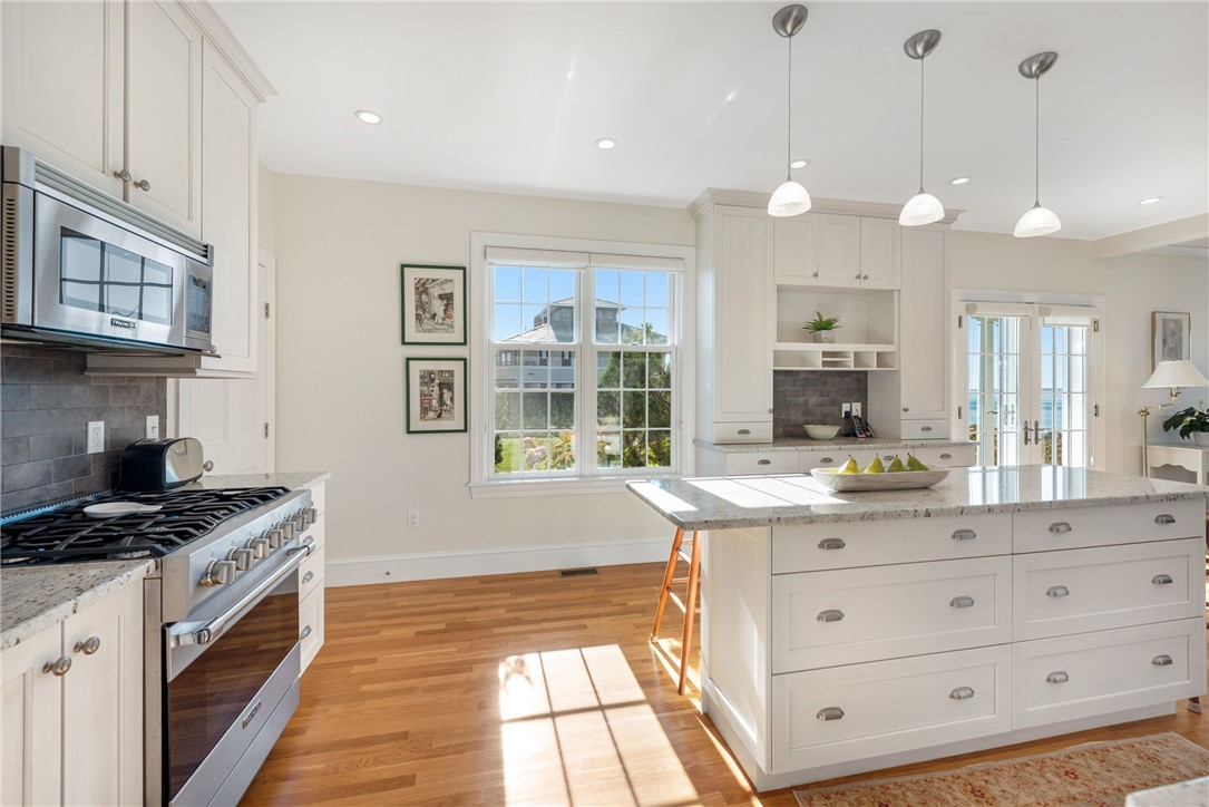 591 Ocean Avenue Newport, RI 02840 - Photo 7 of 39 Gas range