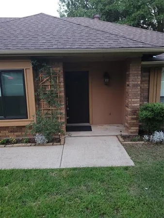 $2,900 | 912 North Dove Road, Grapevine, TX 76051