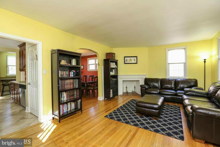 3304 Taney Road Baltimore, MD 21215 - Photo 3 of 20 Living Room