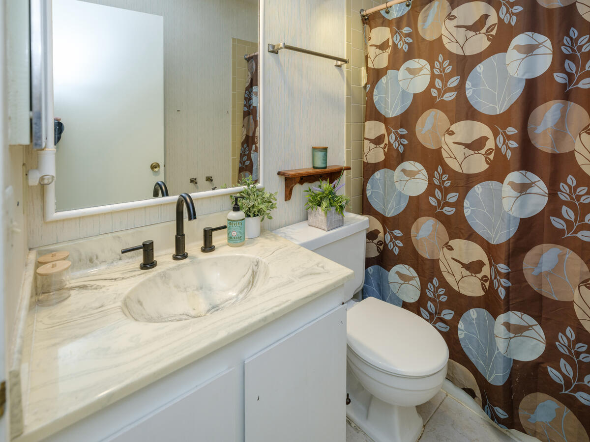 107 Inverness Court Kalamazoo, MI 49006 - Photo 14 of 24 107InvernessCt-114