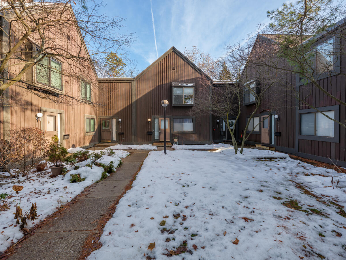 107 Inverness Court Kalamazoo, MI 49006 - Photo 2 of 24 107InvernessCt-102