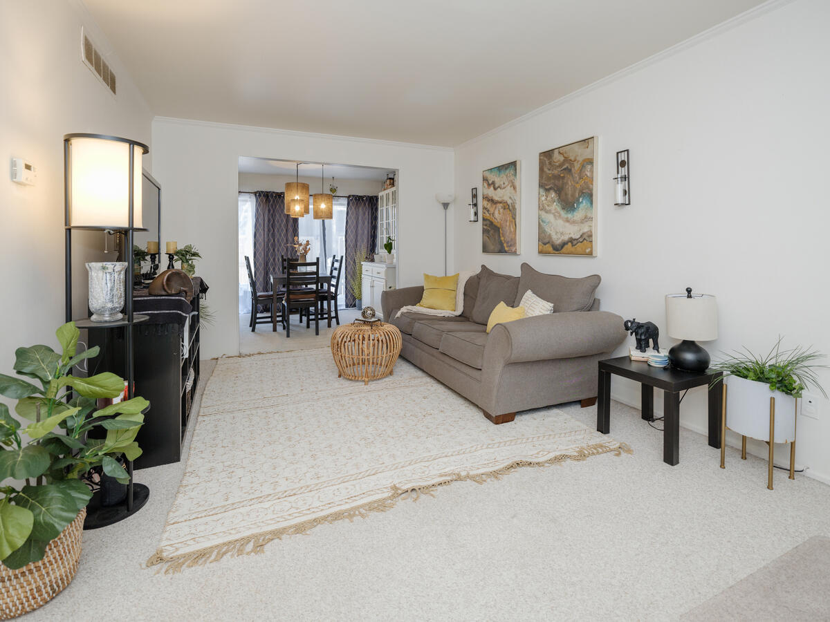 107 Inverness Court Kalamazoo, MI 49006 - Photo 3 of 24 107InvernessCt-103