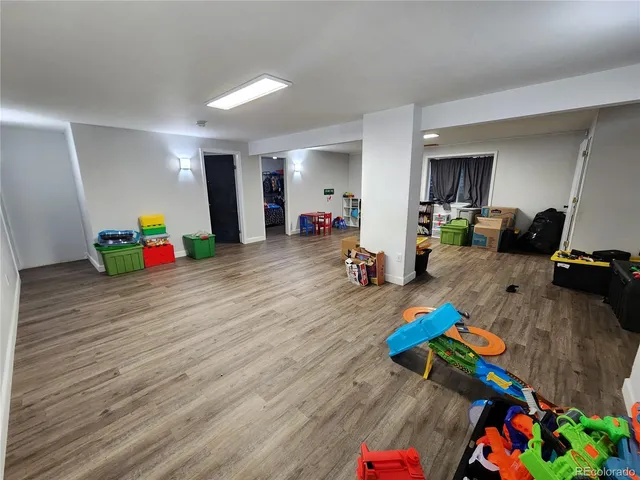 a bed room with a bed and a closet