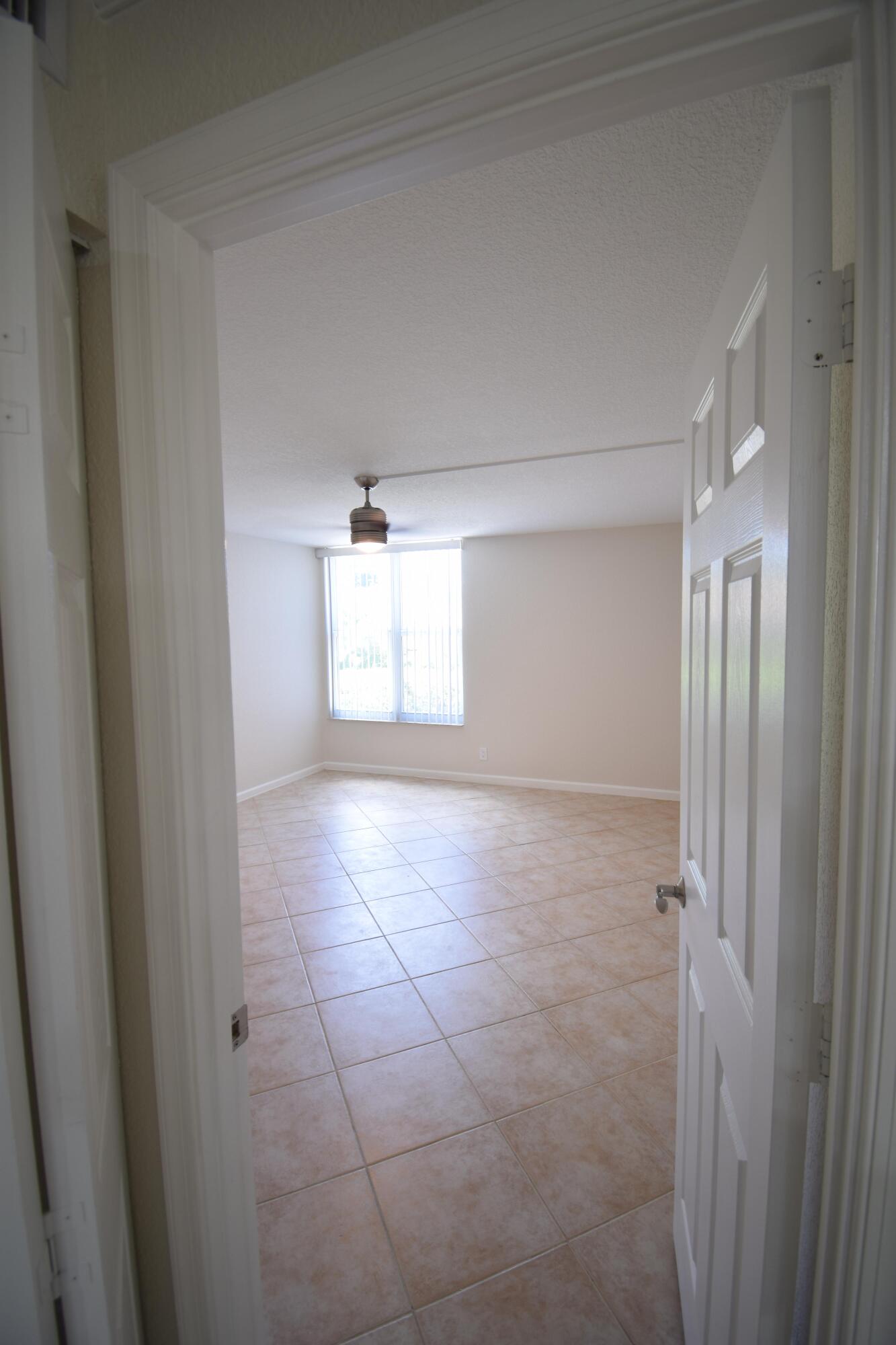 1000 Spanish River Road, Unit 2K Boca Raton, FL 33432 - Photo 18 of 26 a view of an empty room and a window