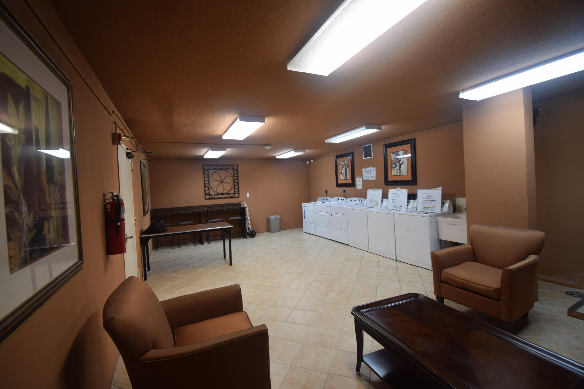 1000 Spanish River Road, Unit 2K Boca Raton, FL 33432 - Photo 25 of 26 a living room with furniture and kitchen view