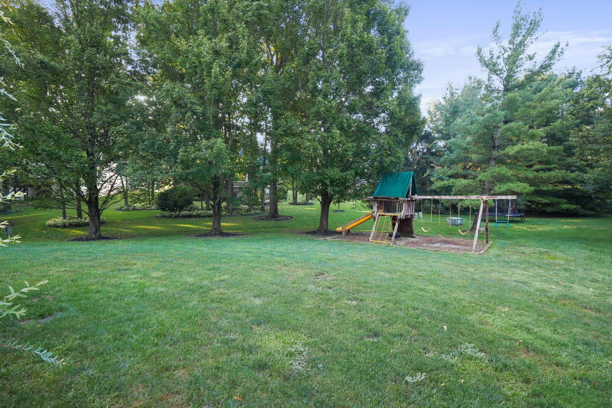 1091 Ridge Place Columbus, OH 43230 - Photo 5 of 43 HUGE Backyard