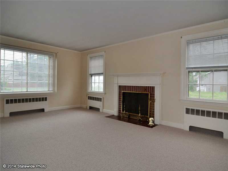 89 Kenyon Road Cranston, RI 02910 - Photo 5 of 25 Living Room.