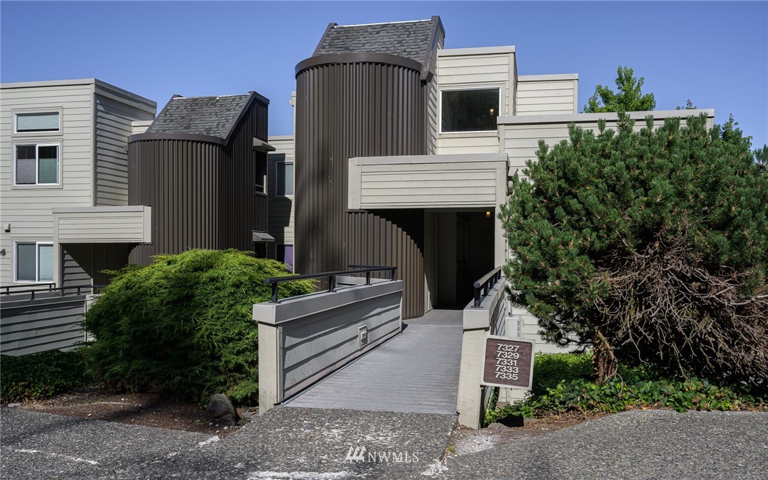 7335 Old Redmond Road, Unit 125 Redmond, WA 98052 - Photo 2 of 15 a front view of a house with garden