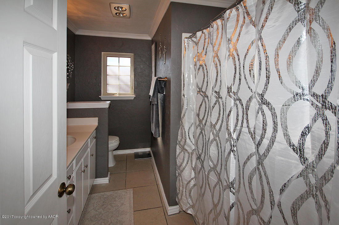 8124 Santa Fe Trail Amarillo, TX 79110 - Photo 21 of 29 Bathroom