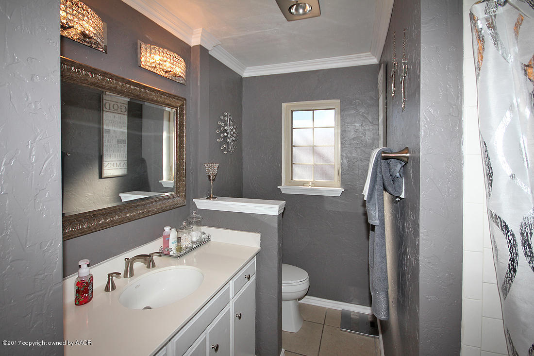 8124 Santa Fe Trail Amarillo, TX 79110 - Photo 22 of 29 Bathroom2
