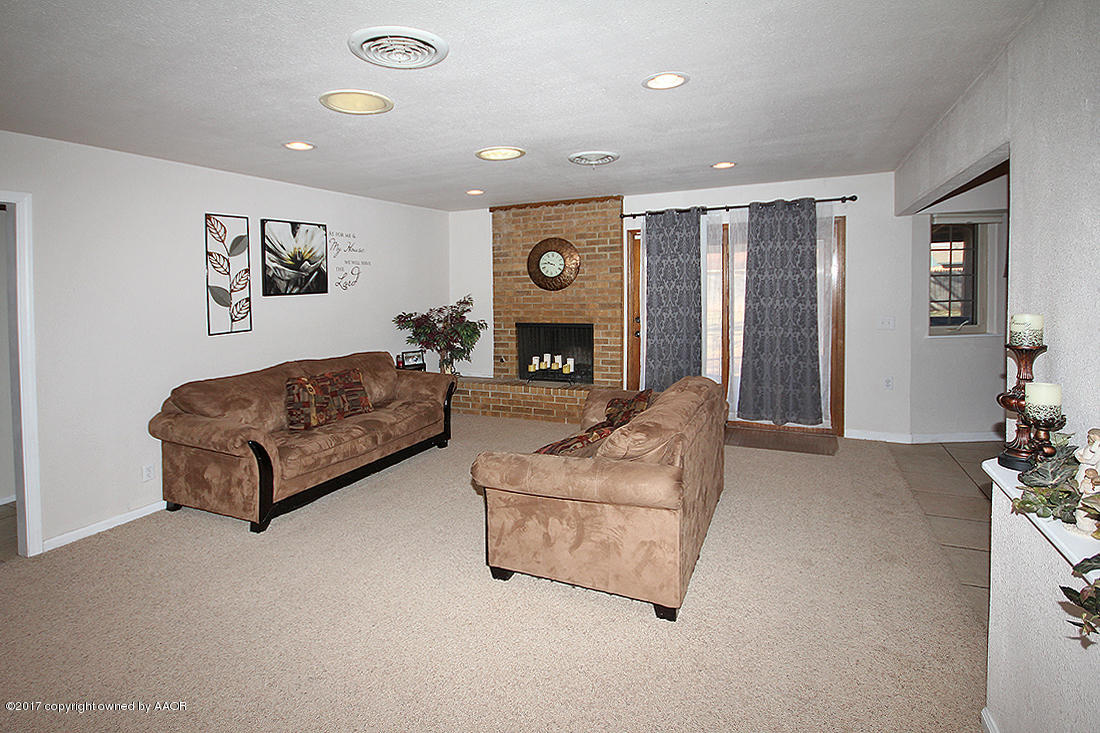 8124 Santa Fe Trail Amarillo, TX 79110 - Photo 5 of 29 Living Area