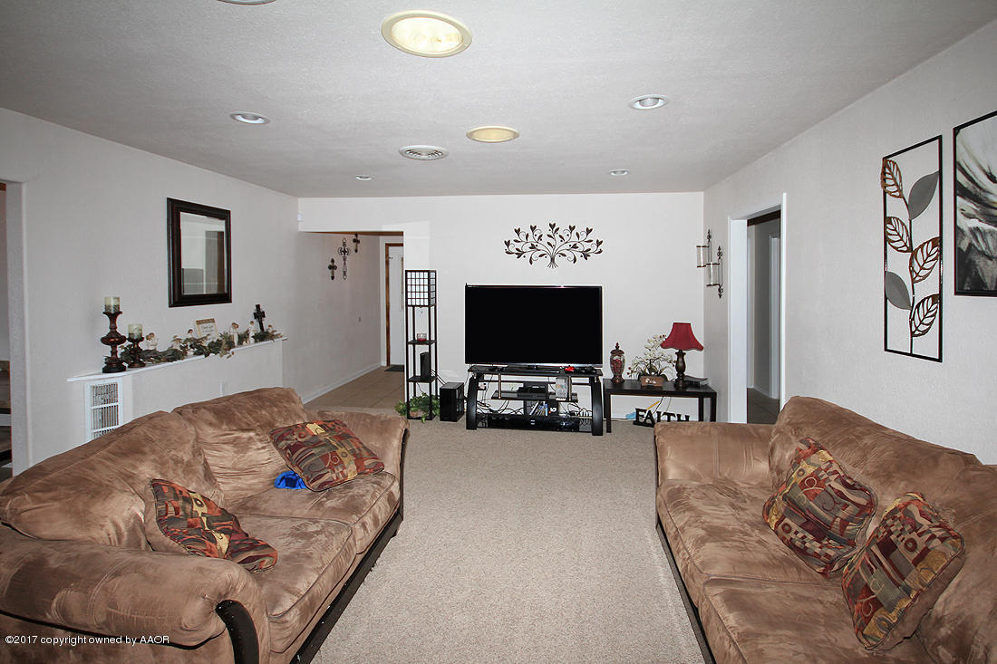 8124 Santa Fe Trail Amarillo, TX 79110 - Photo 6 of 29 Living Area2